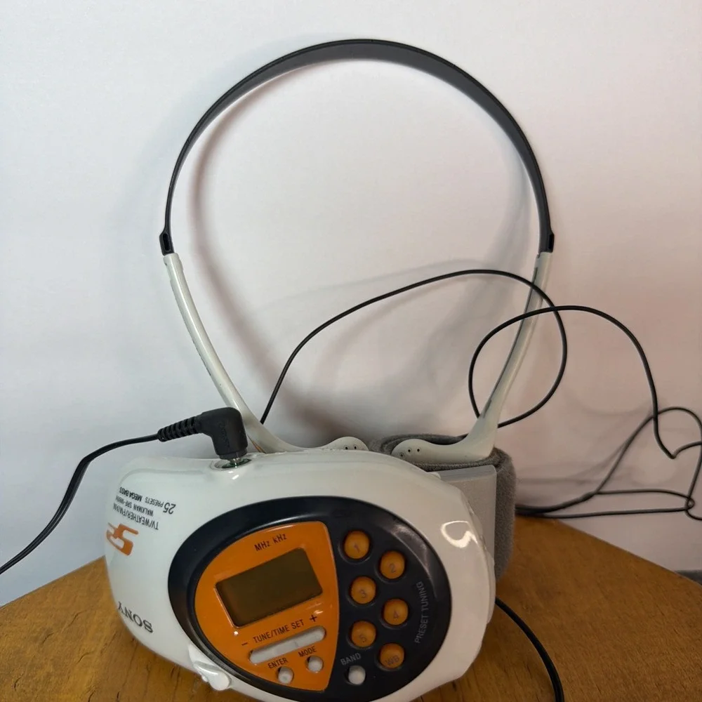 Sony S2 Walkman SRF-M80V‎ AM/FM/Weather/Armband W/ Headphones working
